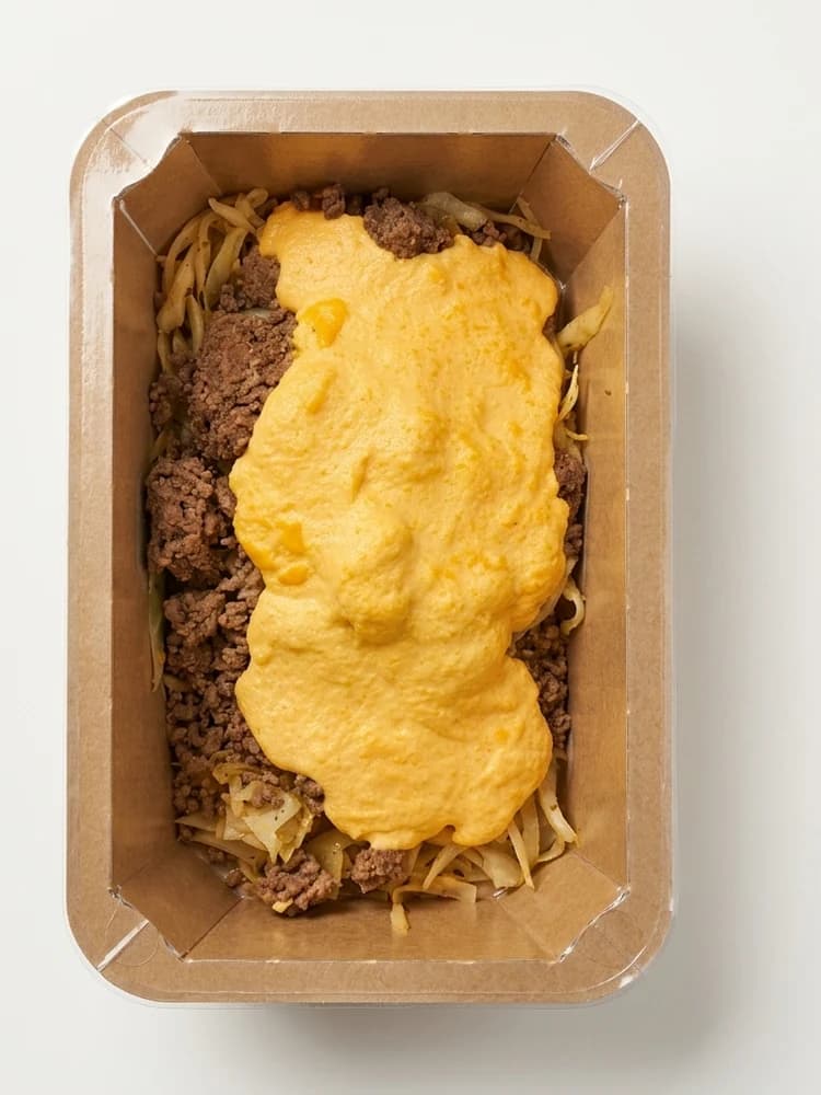 Bœuf haché, chou mijoté et sauce Mimolette